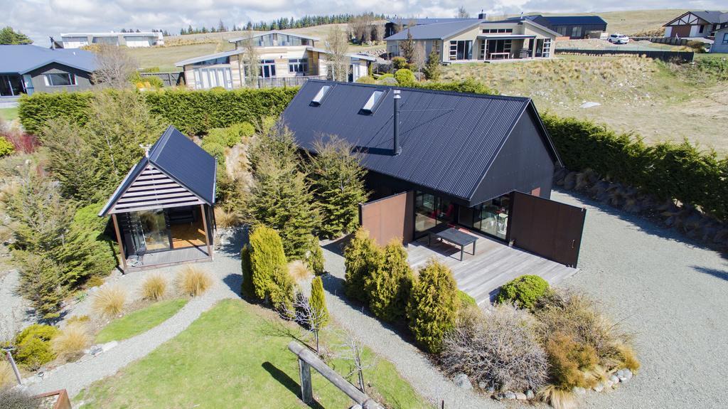 The Black House With Stunning Outdoor Bath レイク・テカポ エクステリア 写真