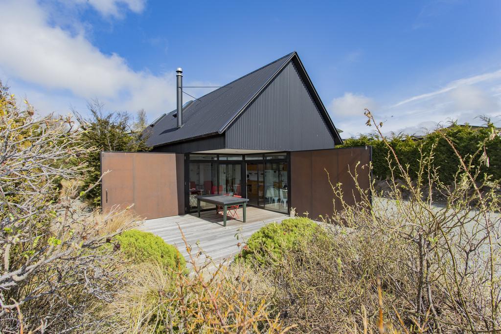 The Black House With Stunning Outdoor Bath レイク・テカポ エクステリア 写真