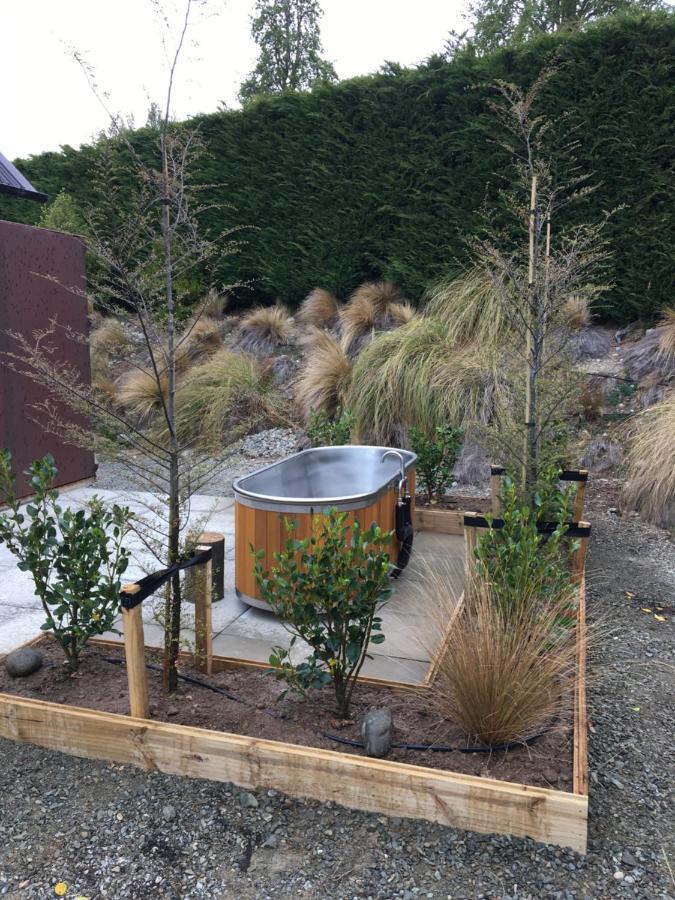 The Black House With Stunning Outdoor Bath レイク・テカポ エクステリア 写真