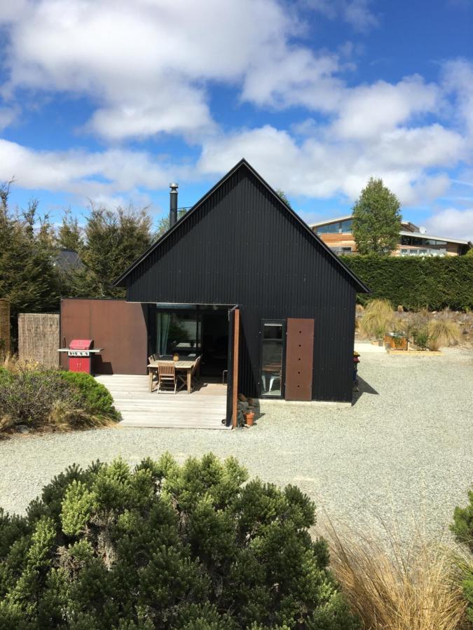 The Black House With Stunning Outdoor Bath レイク・テカポ エクステリア 写真