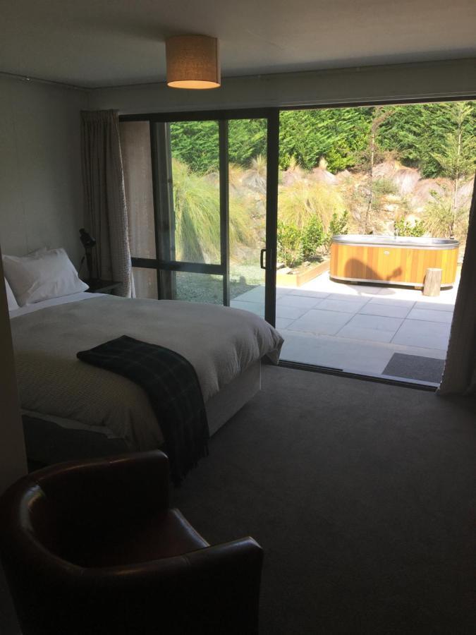 The Black House With Stunning Outdoor Bath レイク・テカポ エクステリア 写真