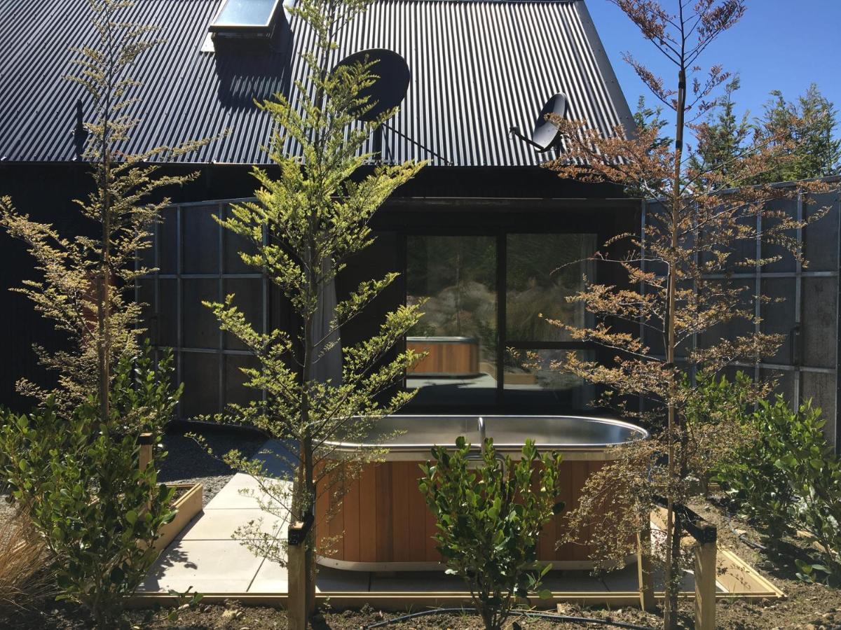 The Black House With Stunning Outdoor Bath レイク・テカポ エクステリア 写真